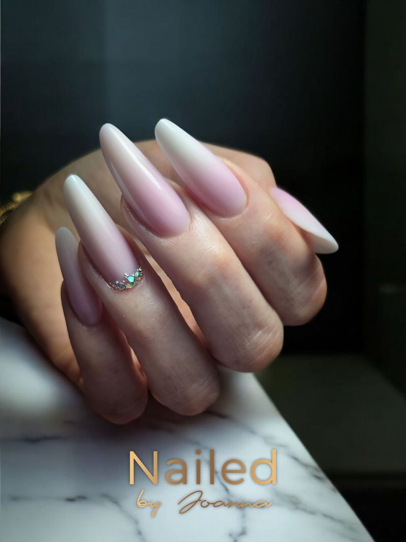 Babyboomer nails in white and rosé, by Joanna Förster